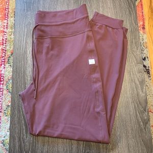 Vuori Daily Jogger in Fig Color Size XL